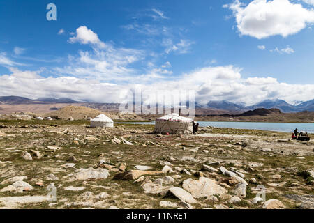 Kirgiz tenda sulle rive del Lago Karakul lungo la Karakoram Highway, Xinjiang, Cina, Kasghar di collegamento e il confine pakistano. 3600m, è la highe Foto Stock