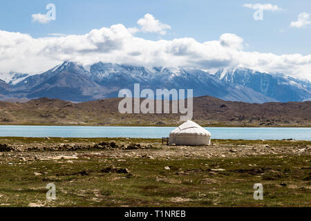 Kirgiz tenda sulle rive del Lago Karakul lungo la Karakoram Highway, Xinjiang, Cina, Kasghar di collegamento e il confine pakistano. 3600m, è la highe Foto Stock