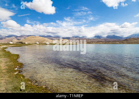 Lago Karakul lungo la Karakoram Highway, Xinjiang, Cina, il collegamento di Kashgar e il confine pakistano. 3600m, è il lago più alto in altopiano del Pamir. Mt. Foto Stock