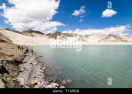 White Sand Lake lungo la Karakoram Highway, Xinjiang, Cina. Il collegamento di Kashgar e il confine pakistano e attraversando altopiano del Pamir, questa strada ha alcuni di Foto Stock