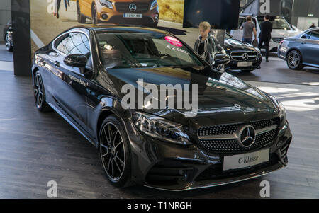 Salisburgo, Austria - marzo 23rd, 2019: la nuova C-Klasse Mercedes Benz presso l'auto show Foto Stock