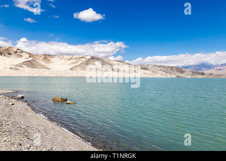 White Sand Lake lungo la Karakoram Highway, Xinjiang, Cina. Il collegamento di Kashgar e il confine pakistano e attraversando altopiano del Pamir, questa strada ha alcuni di Foto Stock