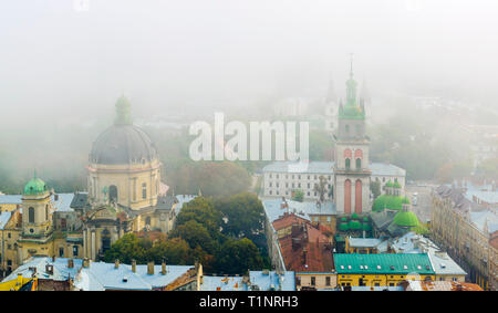 Lviv, Ucraina - 1 Settembre 2018: mattinata nebbiosa del centro città dalla Torre Civica. La dormizione o le ipotesi Chiesa. Cattedrale dominicana e M Foto Stock