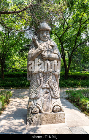 Statua di un guerriero in via sacra in Ming Xiaoling Mausoleo, situato sul monte Zijin, Nanjing, provincia dello Jiangsu, Cina. Ming Xiaoling mausoleo è Foto Stock