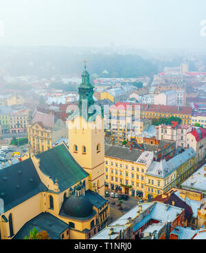 Lviv, Ucraina - 1 Settembre 2018: la cattedrale latina. Mattinata nebbiosa del centro città dalla Torre Civica. I tetti della città vecchia Foto Stock