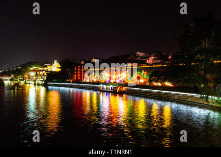 Nanjing, Jiangsu, Cina: Qin Huai fiume nella zona intorno al Tempio di Confucio scenic area è uno dei principali luoghi turistici in Nanjing e è bello Foto Stock