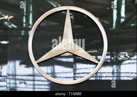 Salisburgo, Austria - marzo 23rd, 2019: la Mercedes segno sulla parete presso l'auto show Foto Stock