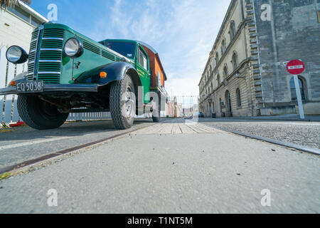 OAMARU NUOVA ZELANDA - Ottobre 24 2018; verde Vintage Bedford carrello Miss viola o Realm Runner convertito in casa-carrello al sacco sul lato di intersetction Foto Stock