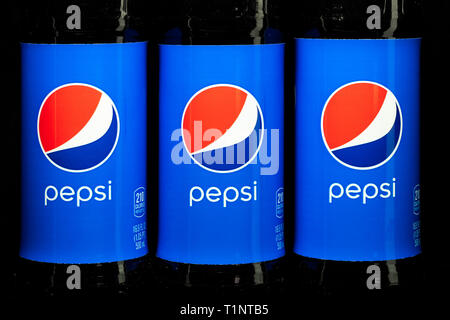 ST. PAUL, MN/STATI UNITI D'America - 6 Marzo 2019: Pepsi Cola soda nel raggruppamento di tre. Pepsi-cola è una bevanda analcolica gassata prodotta da PepsiCo. Foto Stock