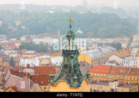 Lviv, Ucraina - 1 Settembre 2018: la cattedrale latina. Mattinata nebbiosa del centro città dalla Torre Civica. I tetti della città vecchia Foto Stock