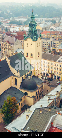 Lviv, Ucraina - 1 Settembre 2018: la cattedrale latina. Mattinata nebbiosa del centro città dalla Torre Civica. I tetti della città vecchia Foto Stock