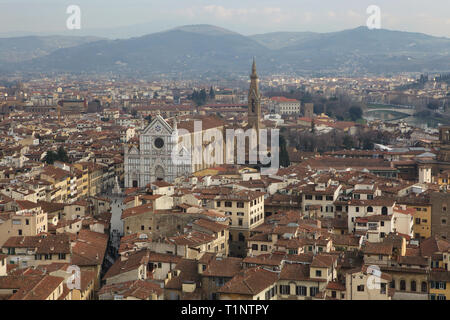 Basilica di Santa Croce (Basilica di Santa Croce) in aumento oltre i tetti di tegole del centro cittadino di Firenze nella foto dalla terrazza sul tetto del Palazzo Vecchio a Firenze, Toscana, Italia. Foto Stock