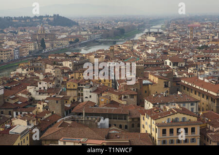 Firenze centro e il fiume Arno nella foto dalla terrazza sul tetto del Palazzo Vecchio a Firenze, Toscana, Italia. Foto Stock