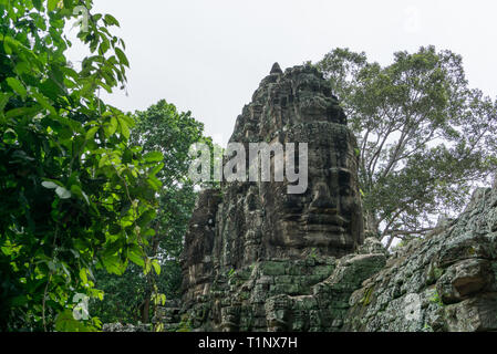 Statua di Khmer decorare un bel cancello in Angkor Sito Archeologico Foto Stock