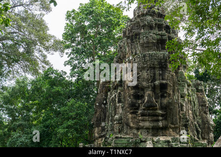 Grande scultura khmer adorna la porta nord di Angkor Thom Foto Stock