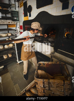 La produzione giornaliera di pane cotto con forno a legna con il metodo tradizionale. Foto Stock