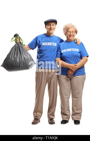 A piena lunghezza Ritratto di un anziano uomo e donna volontari con una plastica sacco della spazzatura sorridente alla telecamera isolata su sfondo bianco Foto Stock