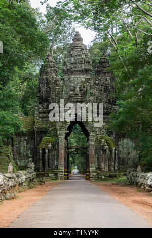 La porta nord di Angkor Thom tempio complesso vicino a Siem Reap in Cambogia Foto Stock