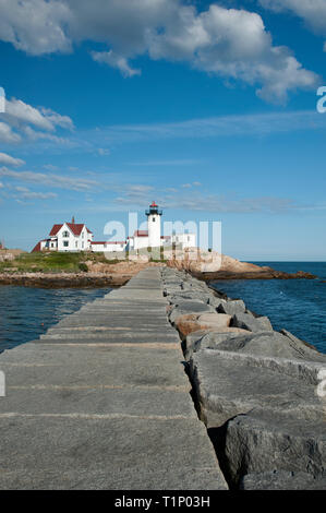 Vista del punto orientale faro dal molo di pietra in Gloucester, Massachusetts, in una calda giornata estiva. Foto Stock