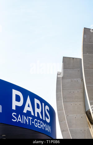 Parigi, Francia - 21 Marzo 2019: Il Parc des Princes Stadium, costruito nel 1972, è lo stadio di casa del Paris Saint Germain (PSG) football club. Foto Stock