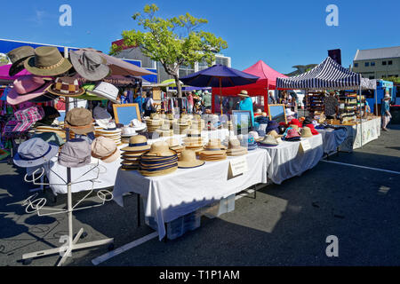 Pile di cappelli di paglia su un mercato di Nelson stallo in una giornata di sole. Nelson, Nuova Zelanda. Foto Stock