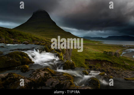 Vulcano Kirkjufell costa della penisola di Snaefellsnes. Il pittoresco e una stupenda scena. Ubicazione Kirkjufellsfoss, Islanda, gite turistiche in Europa. Breatht Foto Stock