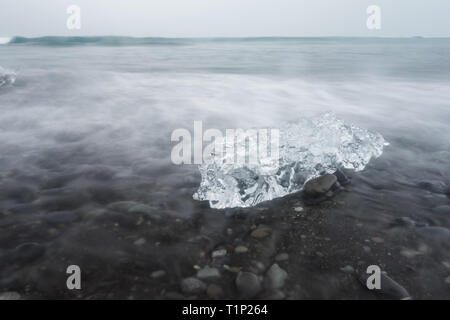 Iceberg a Jokulsarlon, Islanda. Sabbia nera vulcanica beach e blue iceberg. Foto Stock