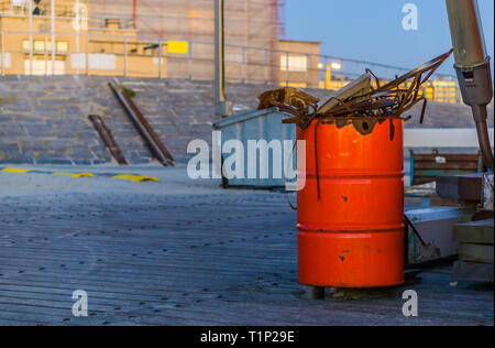 Garbage può pieno con metallo rifiuti, rifiuti semplici soluzioni di separazione Foto Stock