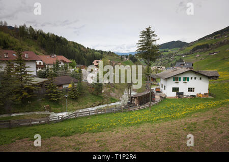 Villaggio nelle dolomiti nei pressi di Santa Maddalena Foto Stock