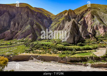 Vista del paesaggio di un piccolo villaggio di Iruya, Argentina, America del sud in una giornata di sole. Foto Stock