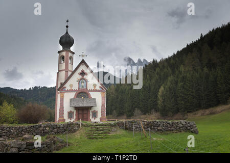 Bella chiesa di San Giovanni di Nepomuk (Chiesetta di San Giovanni in Ranui Val di Funes, Dolomiti, Italia Foto Stock