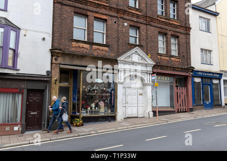 Rivka Jacobs hat shop e il vecchio negozio di curiosità, New Bridge Street, Exeter, Devon, Regno Unito Foto Stock