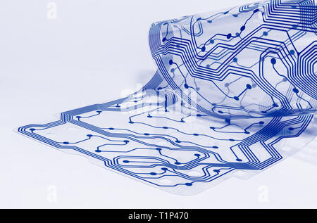 Electronic flex scheda di circuito. Membrana trasparente di smontaggio della tastiera del computer. Dettaglio PCB arricciata a rullo. Design artistico. Abstract piegato il film plastico. Foto Stock