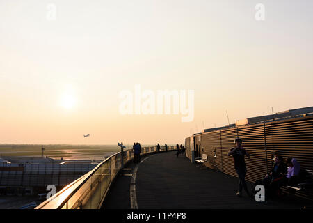 Wien Vienna Airport, visitatori terrazza, plainspotter Foto Stock