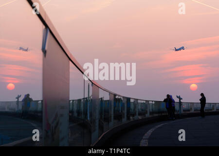 Wien Vienna Airport, visitatori terrazza, plainspotter, aeromobile a decollo Foto Stock