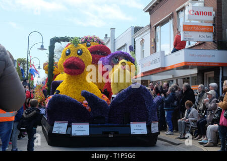 Giallo anatroccolo fatta di fiori e di uomo che indossa anatroccolo costume di flowerparade Bloemencorso Bollenstreek nei Paesi Bassi, Sassenheim, Aprile 2017 Foto Stock