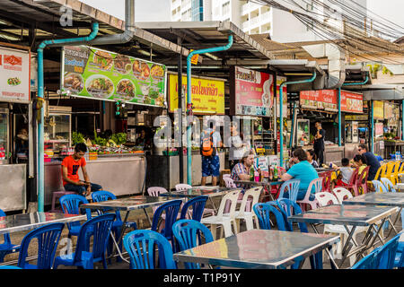 Una tipica scena nella città di Phuket in Thailandia Foto Stock