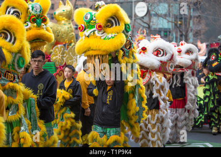 Esecuzione di troupe nel nuovo anno cinese Parade di San Francisco Foto Stock