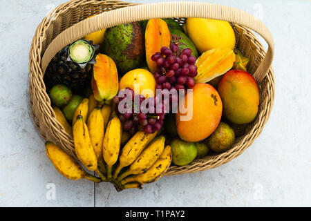 Grande cesto di frutta fresca Foto Stock