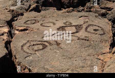 Incisioni rupestri in Waikoloa Campo, sul re's Trail ('Mamalahoa'), vicino a Kona sulla Big Island delle Hawaii. Scolpita nella roccia vulcanica, prima di th Foto Stock