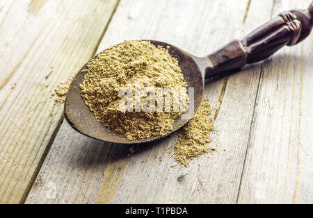 Cucchiaio con la Kava Kava radice in polvere sul tavolo di legno Foto Stock