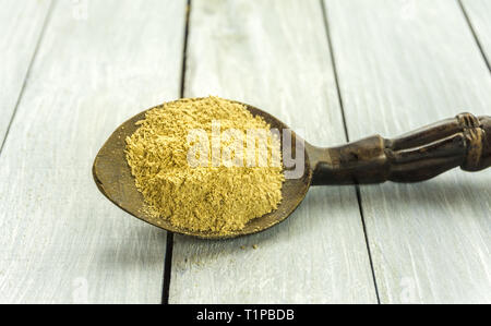 Cucchiaio con la Kava Kava radice in polvere sul tavolo di legno Foto Stock