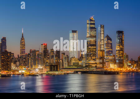 L'utilizzo misto Hudson Yards sviluppo immobiliare e altri edifici sul lato ovest di Manhattan a New York City all'alba. Foto Stock