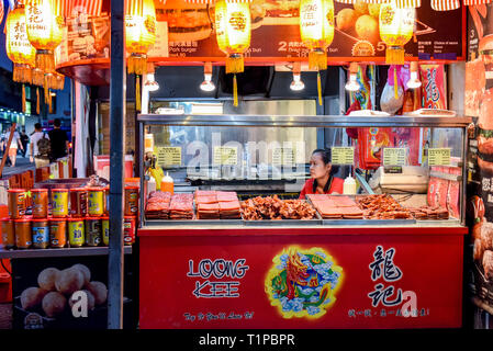 Stand alimentari Chinatown di Kuala Lumpur in Malesia Foto Stock