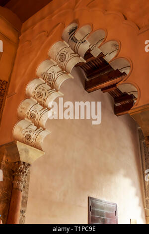 Saragozza, Spagna - Jan 2019: Moorish-Taifa arco di Castillo de la Aljafería Palace decorato con Yeseria Foto Stock