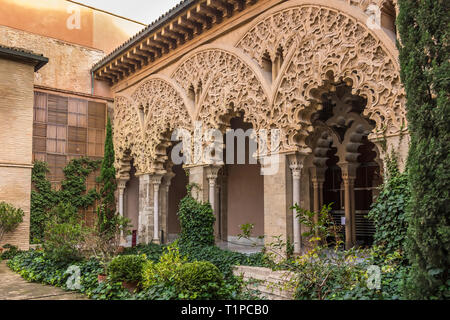 Saragozza, Spagna - Jan 2019: Flora al portico sud di Santa Isabel cortile al Castillo de la Aljafería Palace Foto Stock