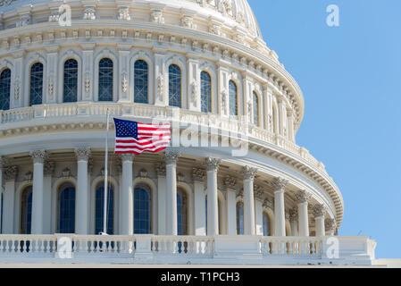 Cupola del US Capitol Building in Washington DC con american a stelle e strisce battenti bandiera da un polo Foto Stock