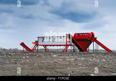 Visualizzare nei moderni rifiuti pericolosi impianti di riciclaggio e stoccaggio Foto Stock