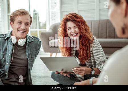 Gioiosa donna felice di essere in un ottimo umore Foto Stock