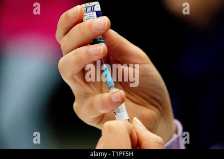 ROTTERDAM - Kinderen worden gevaccineerd tijdens een vaccinatiedag in Ahoy. Staatssecretaris Paolo Blokhuis (Volksgezondheid) wil met een vaccinatie-al Foto Stock